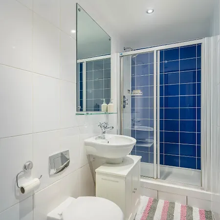 Avenues Apartment *
