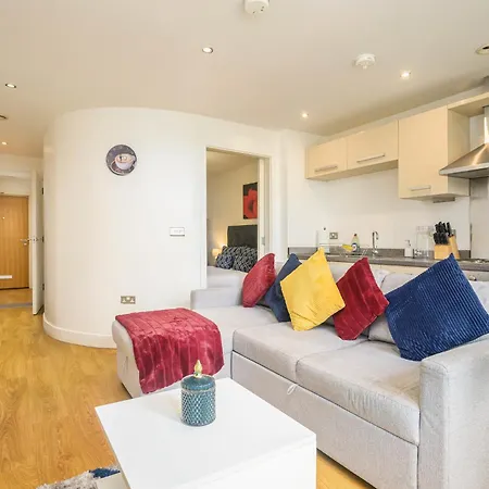 Avenues Apartment *